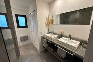 Matériaux de qualité et design épuré dans cette salle de bain contemporaine