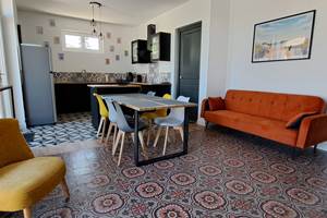 Séjour du gîte Le Ramonetage avec coin salon et coin repas.