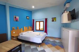 Vue de la chambre depuis la porte d'entrée