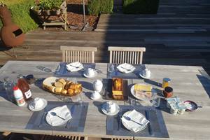 Petit déjeuner sain et copieux servi entre 8 et 10 heures