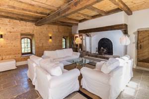 GiteChateauMedievalMarignaJuraPiscineTennisHautdeGamme-SalonGitedePierre