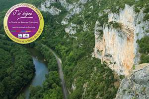 Vue aérienne de la falaise des capucins surplombant la rivière Aveyron dans le Tarn et Garonne