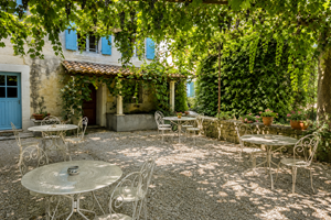 Sous la vigne, les petits déjeuners et les repas se savourent à l'ombre, dans la douceur du Mas des Perrines