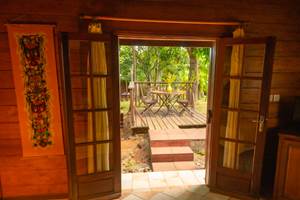 vue de la terrase depuis l interieur du bungalow