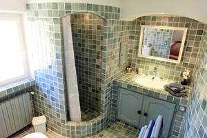 Salle de bain chambre double Provence sur Patio à Bandol dans le Var