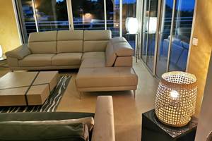 Salon ouvert sur mer à Cannes au crépuscule