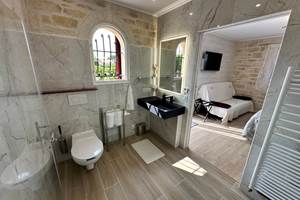 salle-de-bain-raphael-lavabo-toilettes-pmr_mas-des-anges_soussans-margaux_pmr-handicap_luxueuse
