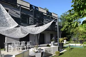 Nouveauté 2020 piscine du gite Dandelion terrasse aménagée avec salon de jardin et balancelles