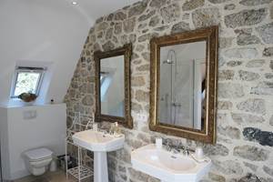 chambre Ouessant Douche à l'italienne, baignoire et lavabos anciens