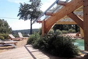 Plage et verrière de la piscine chauffée