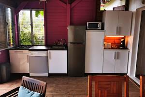 gite-horizon-balisiers-table-repas-bois-terrasse-couverte