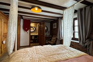 Suite Hansi - Chambre principale et accès salle de bain + WC