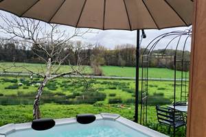 SPA abrité par parasol déperlant