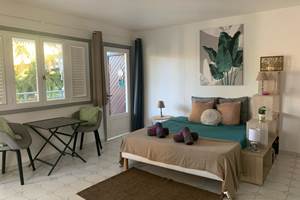 Chambre avec cuisine attenante