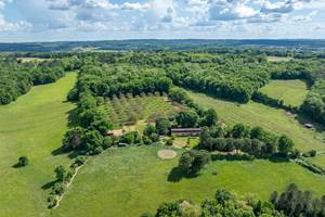 Domaine INYAQAB Cause de Clérans gîte et cabanes perchées crédit photo logadrone
