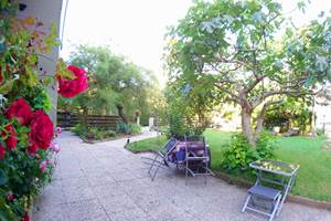 Terrasse-studio-exterieur-les-gites-de-josefine-et-voltaire-ornex-ferney-voltaire-genève-aeroport