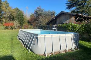 - Une piscine hors sol partagée avec les autres locataires chauffée naturellement de dimension 7×4 m