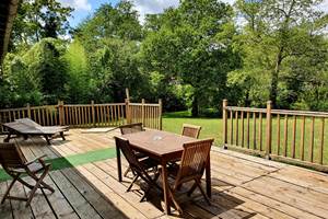 Gîte la Serre : Terrasse avec vue sur l'étang
