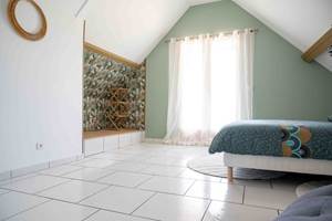 Grande chambre à l'étage avec terrasse vue sur le jardin