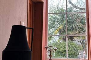 Fenêtre vue jardin palmier_La Grande Cavalerie