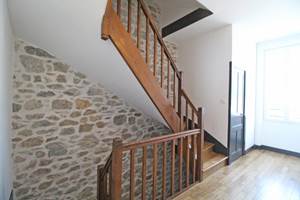 Escalier d’époque au charme des années 30, structurant la maison et renforçant son caractère authentique