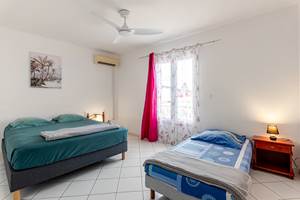 Chambre 2 sur rue 1 lit 160/200 et 1 lit une place