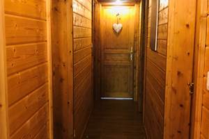 Couloir menant aux chambres et à la salle de bain