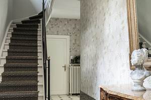 L'entrée et l'escalier d'accès aux chambres