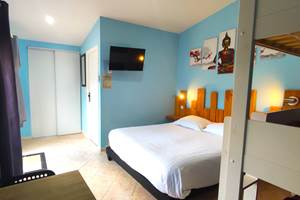 Le lit double et le placard dans l'entrrée