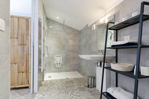 Salle d'eau privative de la chambre Océane, accessibilité mobilité réduite