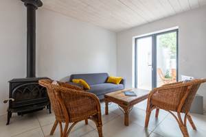 location-la-couarde-salon-poele