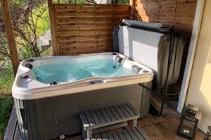 Jacuzzi privatif pour un moment de détente unique