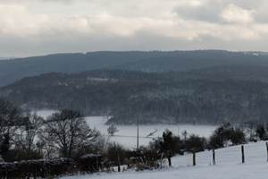 Vue générale d'un paysage vallonné en hiver