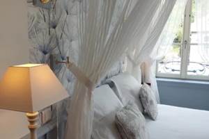 chambre-chateau-maison-hote-table-diner-cancale-st-malo-caractere-435x435 - Moyenne