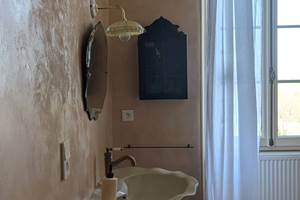 Eléments chinés dans la salle de douche