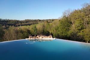 piscine à double débordements et traitée au sel