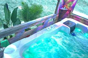 grand jacuzzi 5 personnes avec 2 places couchées + 3 assises