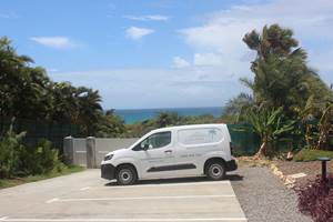 Iguane House villas & Micro Spa Villa Corail parking et vue mer