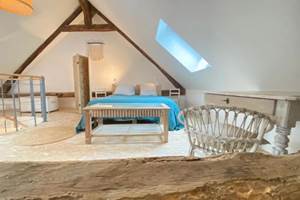 chambre sous les toits avec vue  lit double chambre montagne