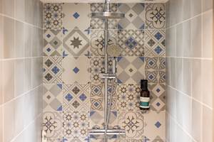 douche à l'italienne avec produits de bain Oceopin