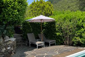 Vue transats piscine détente
