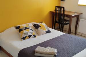 chambre_jaune_gite_refuge_hameau_des_deux_ailes