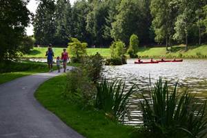 Les sentiers de promenade PMR longent les étangs du parc