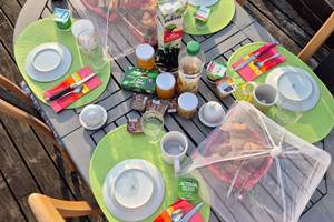 Petit déjeuné pris ensemble au jardin.