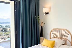 Chambre enfants donnant sur une grande terrasse vue mer
