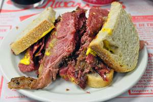 1280px-Schwartz_smoked_meat_montreal