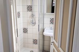 Salle d'eau attenante à la chambre