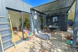 terrasse avec pergola bioclimatique et bains de soleil