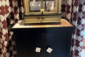 Balance de précision sur petit meuble et Marbrite dans la seconde salle de bains