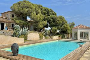 belle demure sous les pins avec grande piscine et spa